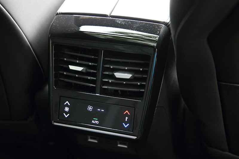グランシックのセンターコンソールは、オートエアコンの「リアアコントロール」の操作パネルと吹き出し口を備える