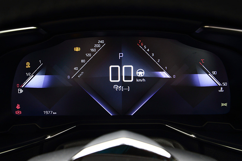 全車でステアリングスイッチとパドルシフトを備える革巻ステアリングホイールを標準装着。フルデジタル表示のメーターパネルも全車で採用