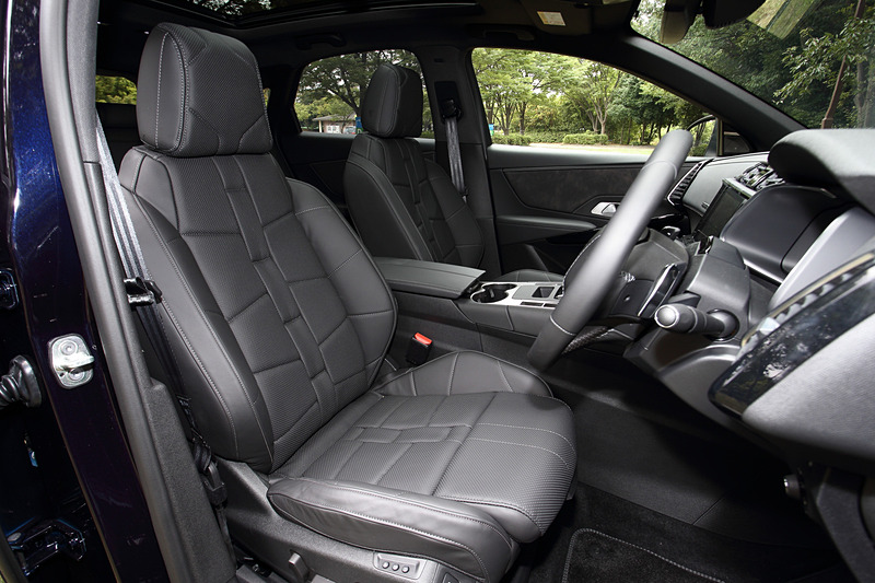 オペラ仕様のシートは、エレガントさとホールド性を両立する「ウォッチストラップデザイン」のナッパレザーシートを採用。パワーシートはグランシック専用装備