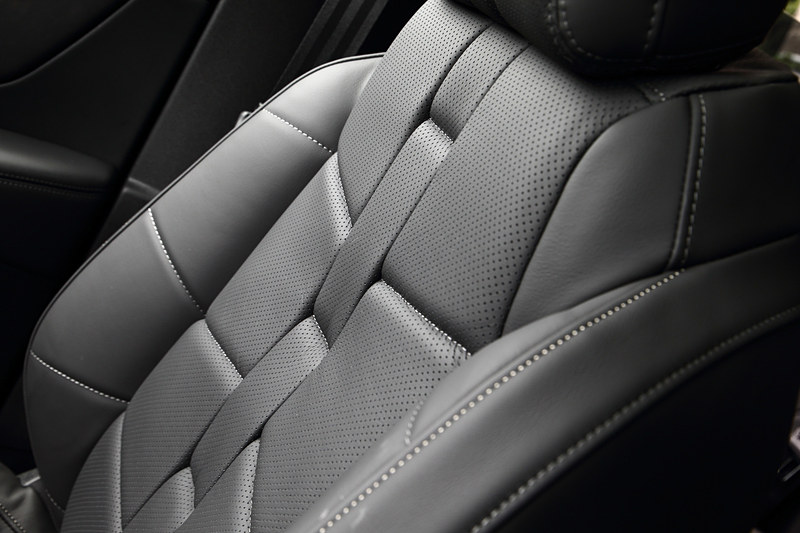 オペラ仕様のシートは、エレガントさとホールド性を両立する「ウォッチストラップデザイン」のナッパレザーシートを採用。パワーシートはグランシック専用装備