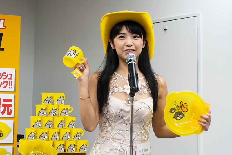 8月10日～13日開催の「ハットの日 スペシャル感謝セール」について説明するタレントの永井里菜さん