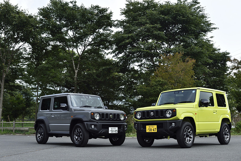 スズキ「ジムニーシエラ」（左）と「ジムニー」（右）