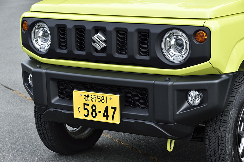 フロントグリルや前後バンパーは無塗装パーツを採用。フロントバンパーはオフロード走行時に干渉しないよう、角がカットされたデザインとなっている