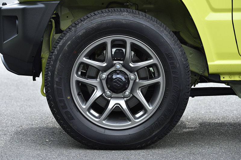 装着タイヤはブリヂストン製「デューラーH/T 684II」で、サイズは175/80 R16。XCのみアルミホイールを標準装備