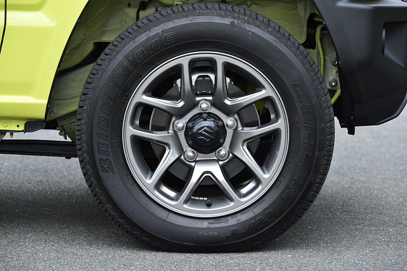 装着タイヤはブリヂストン製「デューラーH/T 684II」で、サイズは175/80 R16。XCのみアルミホイールを標準装備