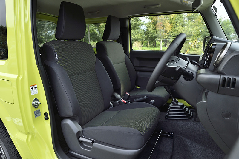 シートは撥水加工のファブリック。リアシートバック背面とラゲッジボックスが防汚タイプとなる（XC/XLのみ）