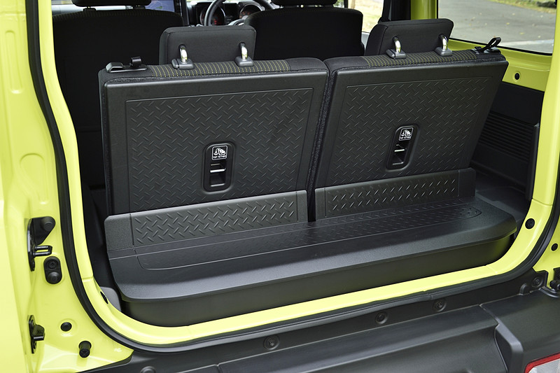 シートは撥水加工のファブリック。リアシートバック背面とラゲッジボックスが防汚タイプとなる（XC/XLのみ）