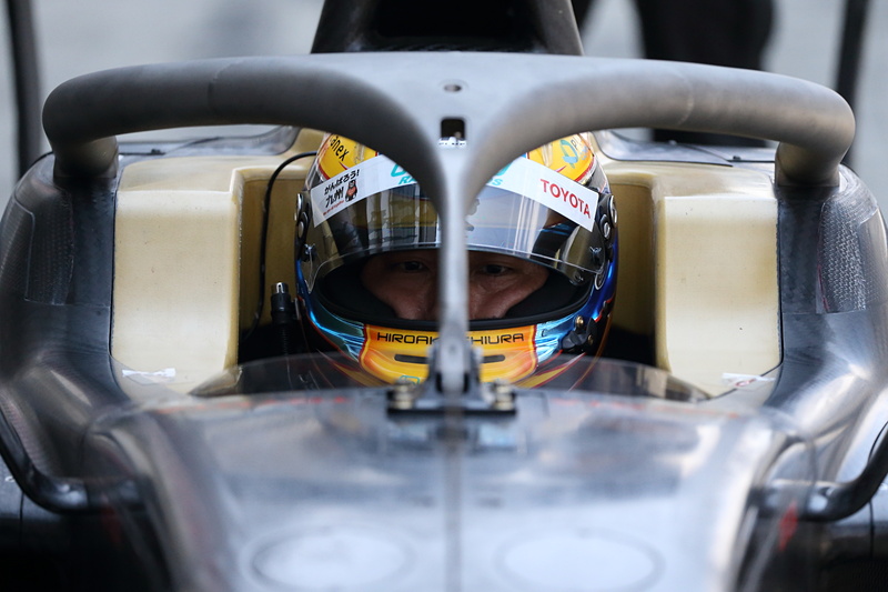 ドライバーの正面に縦のポストが通るが運転に支障はなく、ポストのフラッグやシグナルの視認性テストも行なわれたが、そちらも問題ないとのことだ