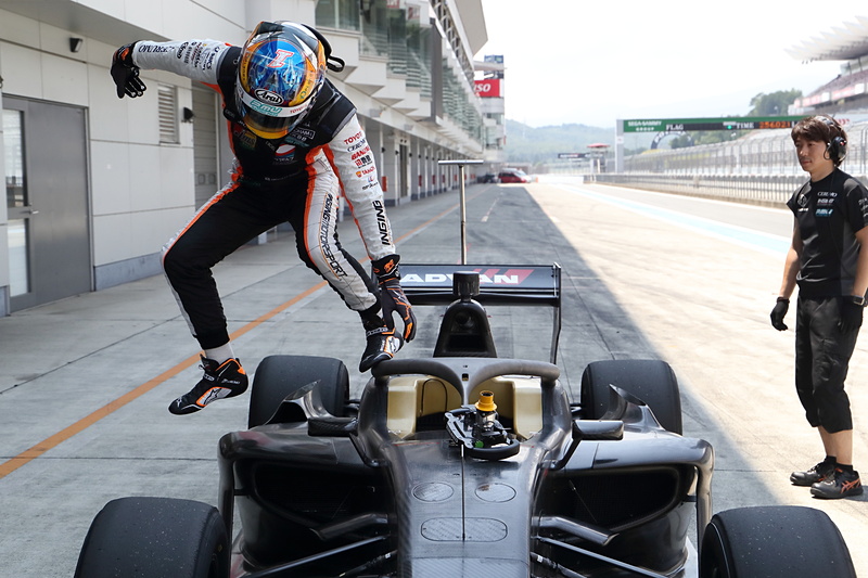 石浦選手のHALO脱出の模様