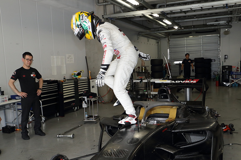 山本選手のHALO脱出の模様