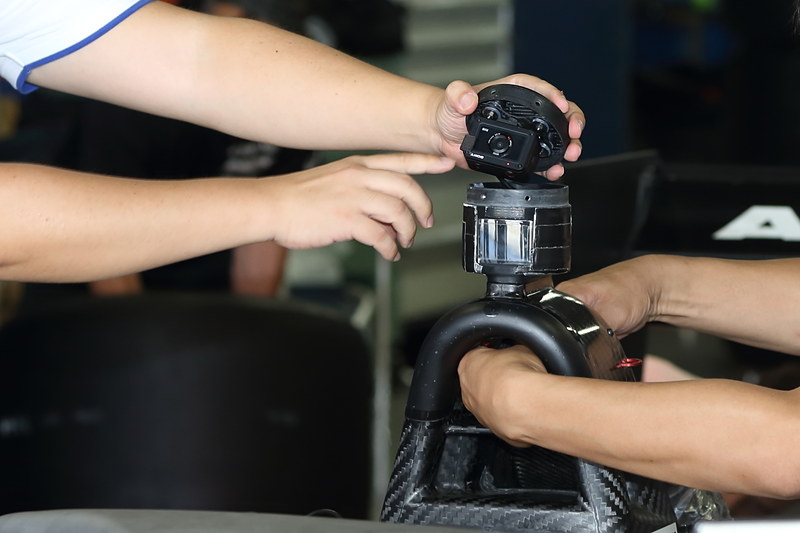 車載カメラのテストも行なっていた。ホンダエンジン搭載車が従来より使っているソニーのアクションカム、トヨタエンジン搭載車が同じくソニーのサイバーショット「DSC-RX0」を装着していた