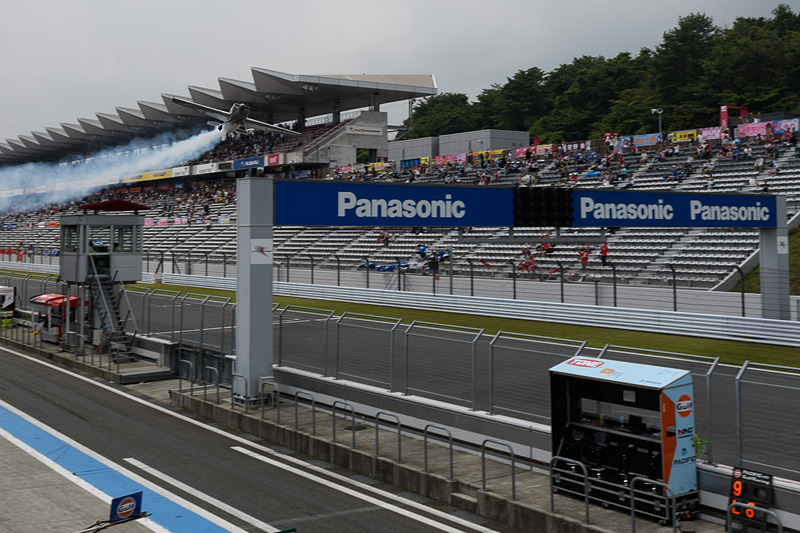 パナソニックゲートも驚きの高度で通過