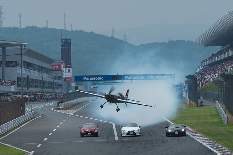 レクサス車と競演する室屋義秀選手の「エクストラ330SC」。高度の低さに注目