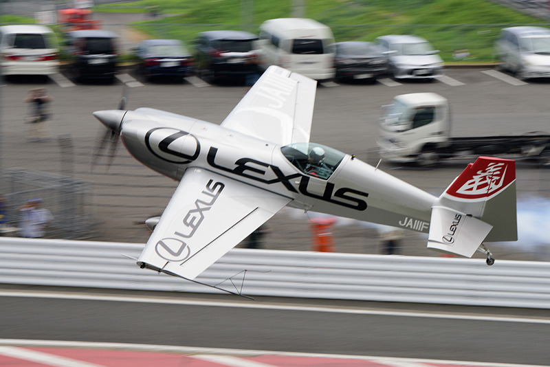 グランドスタンドから見ていると、目線の下を飛行機が飛んでいく新鮮な風景を見ることができる