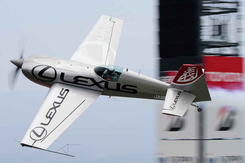 最後の往復フライトでは、観客にあいさつ