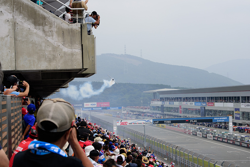 何度もスタンド近辺を往復飛行してくれた