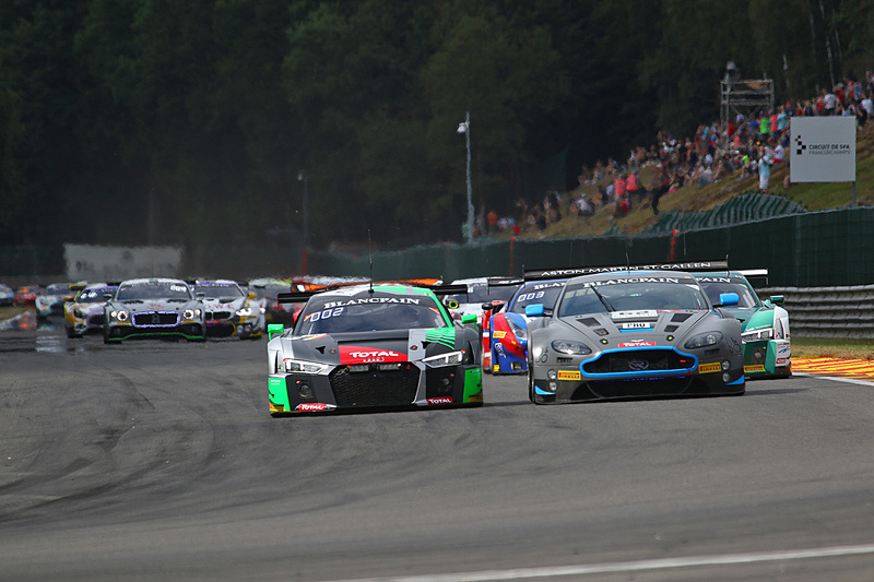 62号車のアストンマーチン V12 Vantage（R-Motoresport）2号車のアウディ R8 LMS（Audi Sport Team WRT）のトップ争い