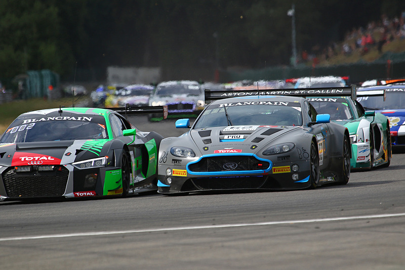 62号車のアストンマーチン V12 Vantage（R-Motoresport）2号車のアウディ R8 LMS（Audi Sport Team WRT）のトップ争い