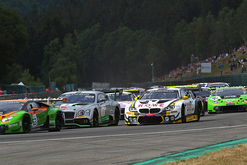 62号車のアストンマーチン V12 Vantage（R-Motoresport）2号車のアウディ R8 LMS（Audi Sport Team WRT）のトップ争い