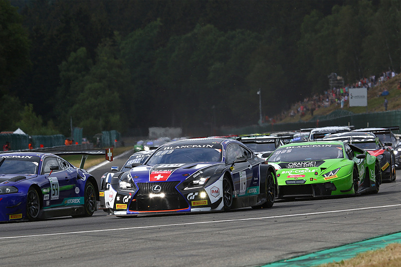 中央はレクサスRC F GT3 114号車