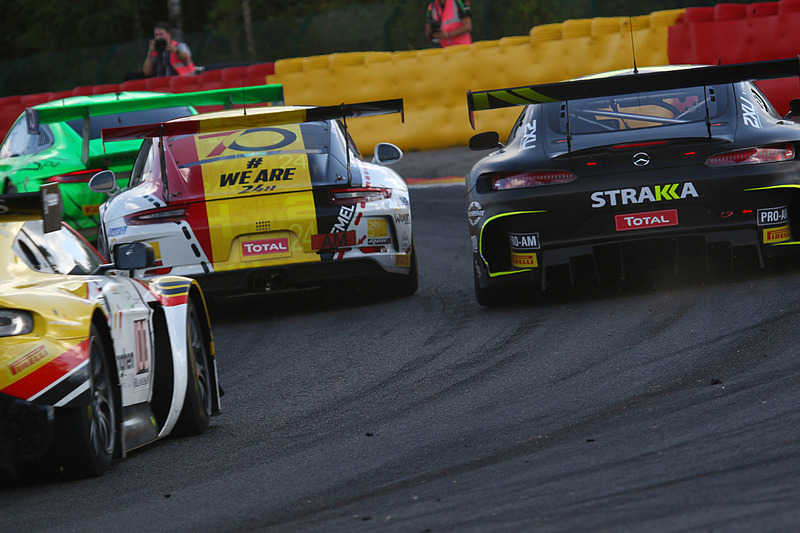 リアから、ポルシェ 911 GT3 R、メルセデス AMG GT3