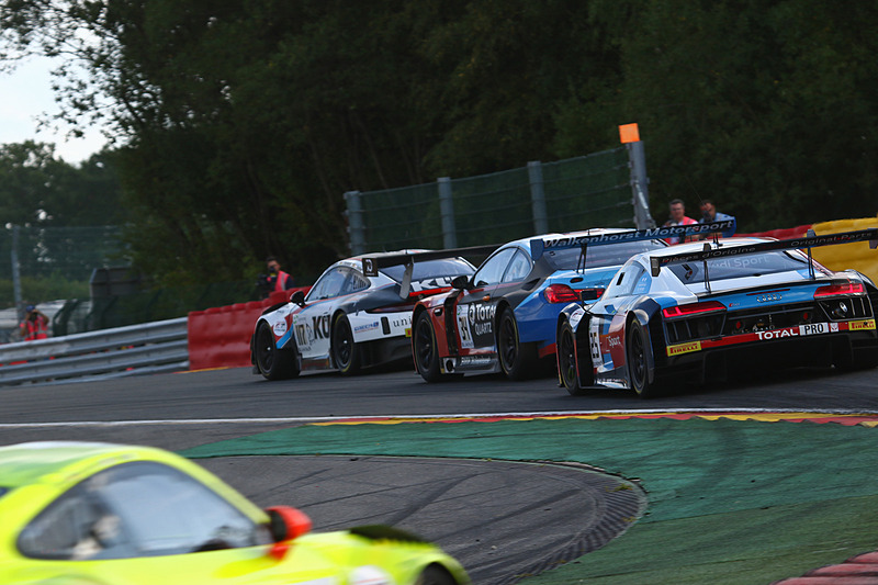 リアから、アウディ R8 LMS