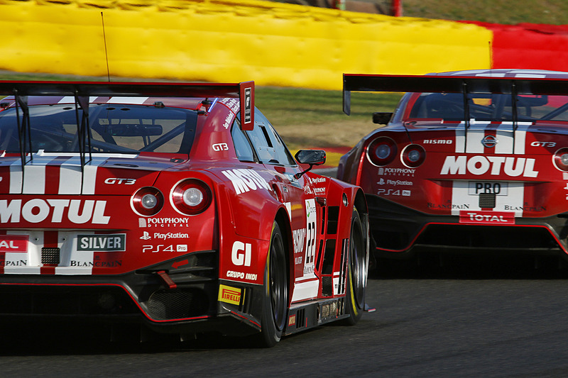 リアから、日産 GT-R 22号車、23号車