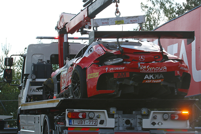 43周にクラッシュ、リタイアしたアストンマーチン V12 Vantage（AKKA ASP Team）89号車