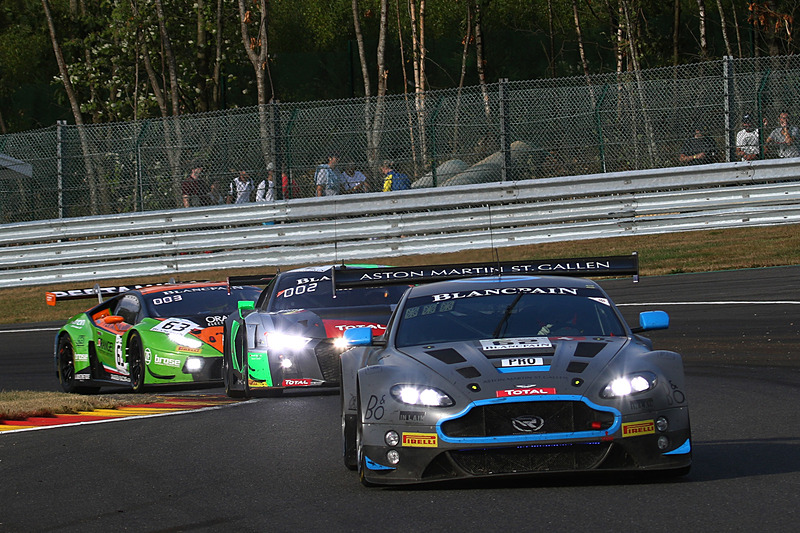 序盤のトップ争いの3台、62号車のアストンマーチン V12 Vantage、2号車のアウディ R8 LMS、63号車のランボルギーニ ヒュラカン GT3