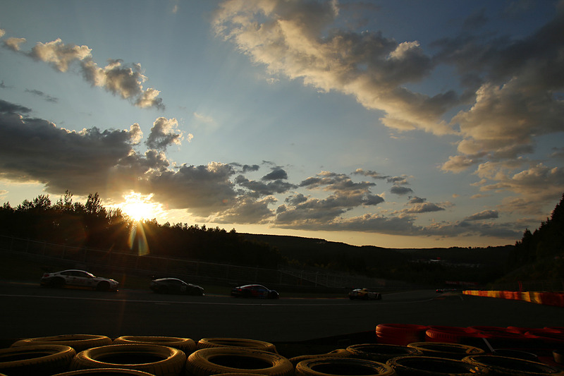 夕闇が迫るプーオンコーナー付近