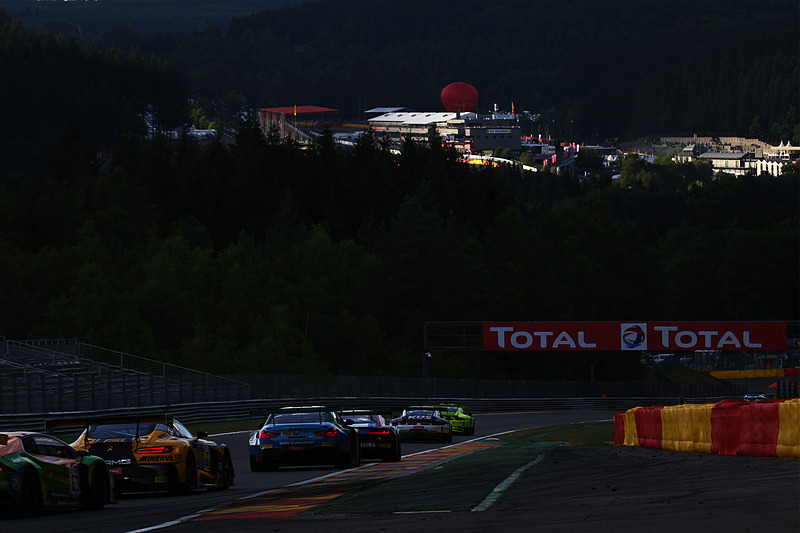 夕闇が迫るプーオンコーナー付近