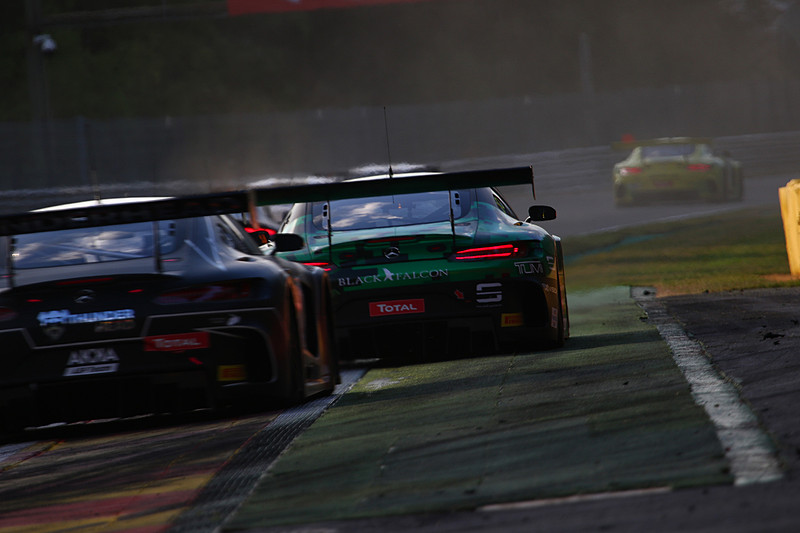 夕闇が迫るプーオンコーナー付近