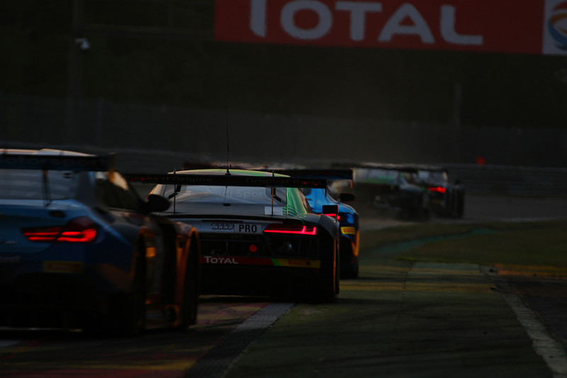 夕闇が迫るプーオンコーナー付近