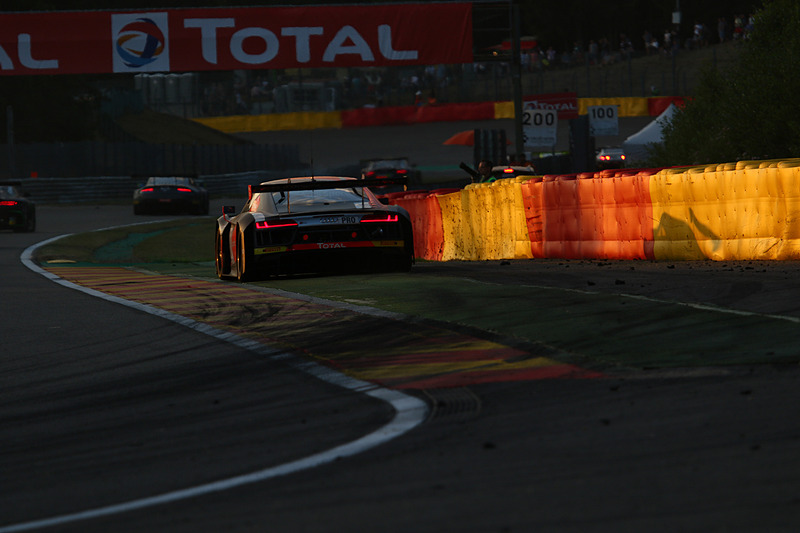 夕闇が迫るプーオンコーナー付近