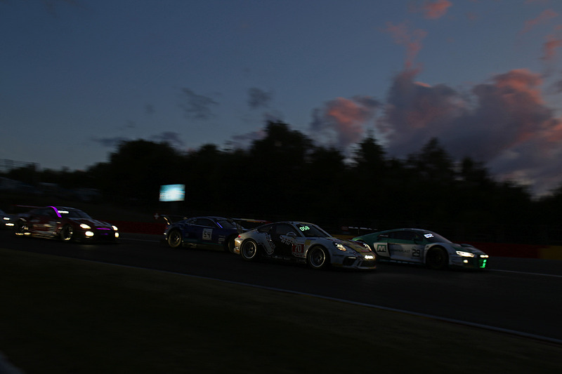 夕闇が迫るプーオンコーナー付近