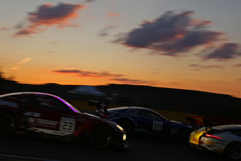 夕闇が迫るプーオンコーナー付近