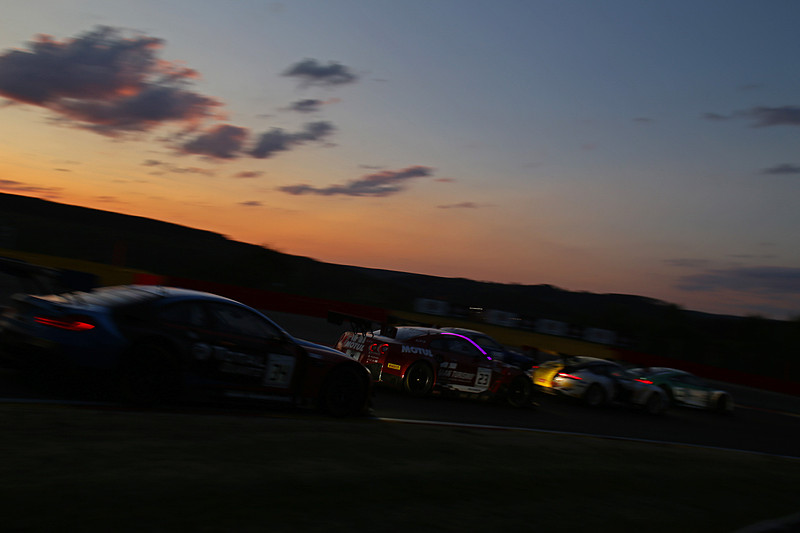 夕闇が迫るプーオンコーナー付近