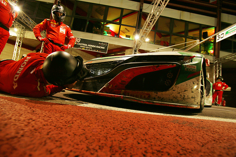 夜間のCastrol Honda Racingのピット