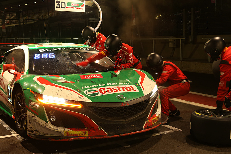 夜間のCastrol Honda Racingのピット