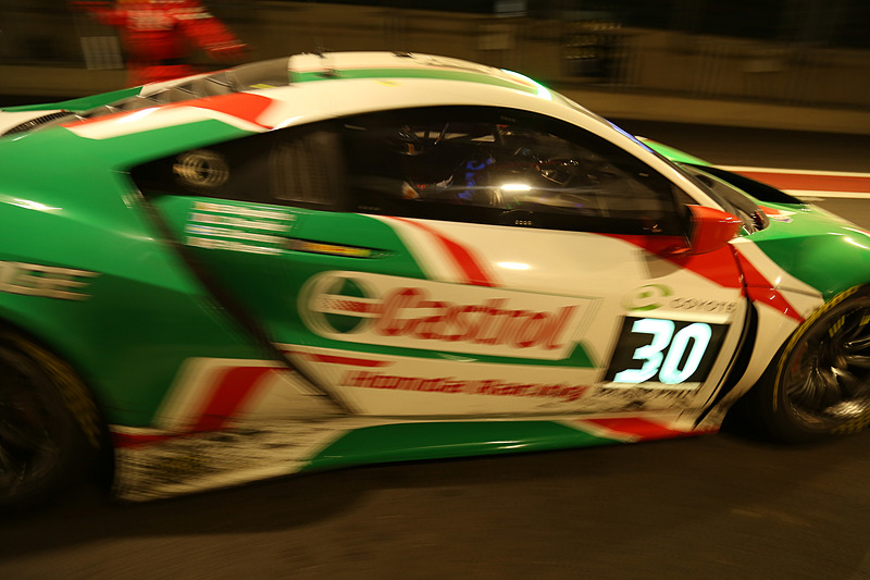 夜間のCastrol Honda Racingのピット