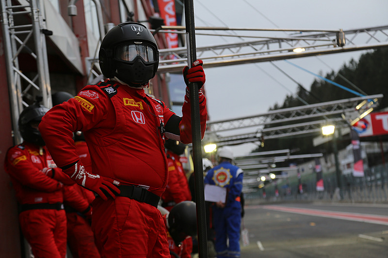 朝のCastrol Honda Racingのピット