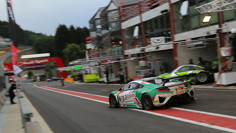 朝のCastrol Honda Racingのピット