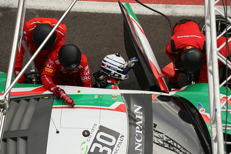 朝のCastrol Honda Racingのピット、ドライバーはパトレーゼに交代