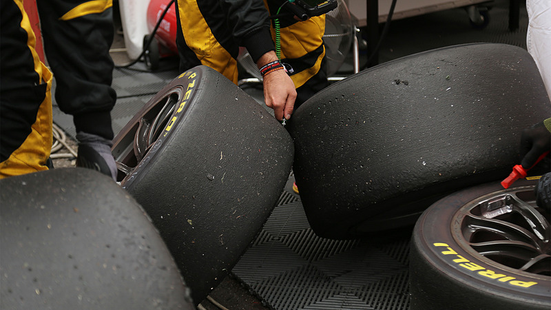 Castrol Honda Racingのピット、ピレリタイヤ