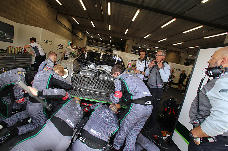 貰い事故に遭いピット作業に追われるベントレー