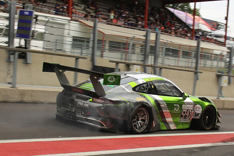 右リアがパンクしてピットに戻る Black Swan Racingのポルシェ 911 GT3 R