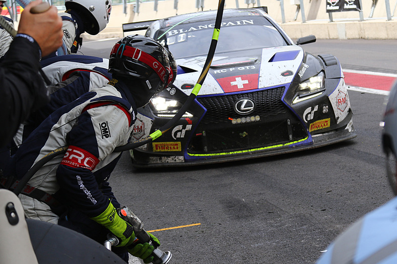 昼前のレクサスRC F GT3 14号車のピットと交代したクリスチャン・クリエンの表情
