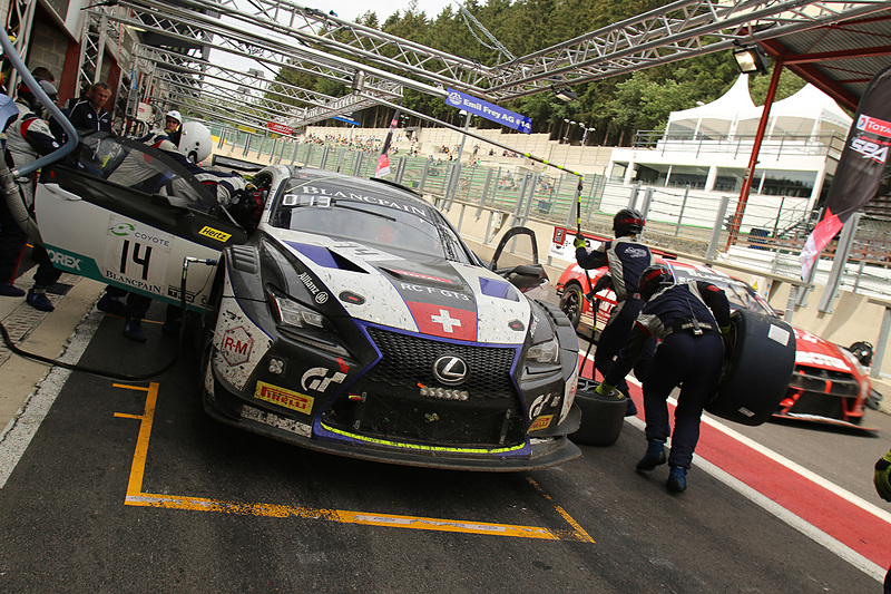 昼前のレクサスRC F GT3 14号車のピットと交代したクリスチャン・クリエンの表情