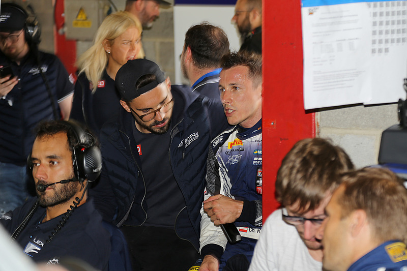 昼前のレクサスRC F GT3 14号車のピットと交代したクリスチャン・クリエンの表情