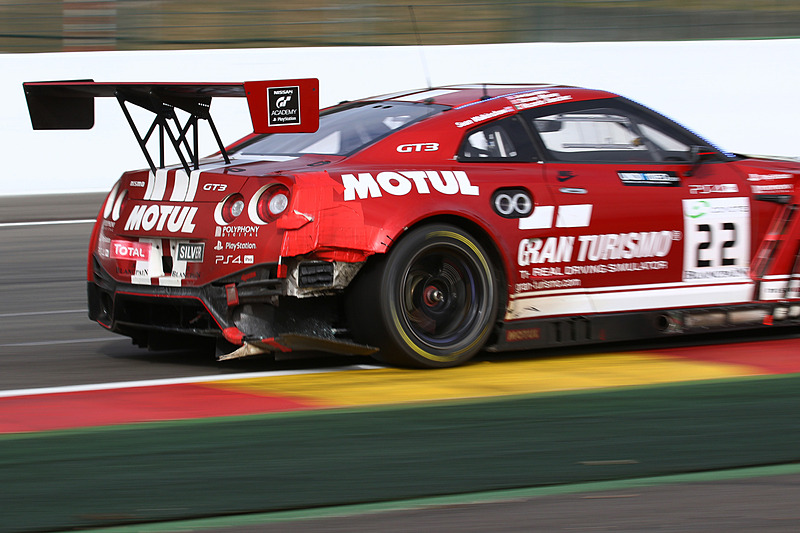 右リア部分にダメージを負いながら走行を続ける日産 GT-R 22号車